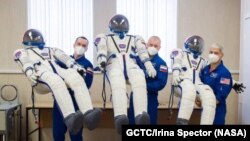 آرشیف، فضانورد روسی و گردشگران جاپانی