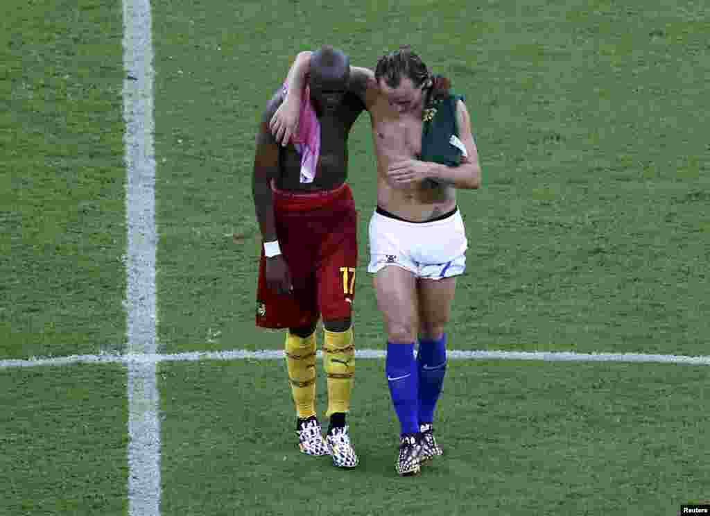 Stephane Mbia və Ivan Rakitic oyundan sonra köynəklərini dəyişirlər.