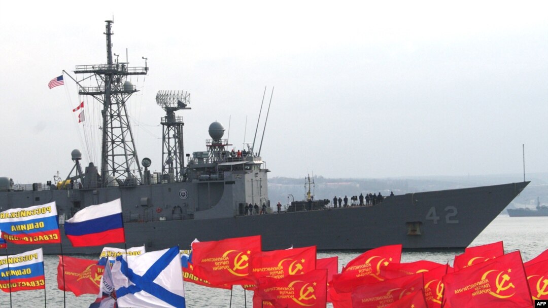 Вокруг Черноморского флота в Севастополе постоянно штормит