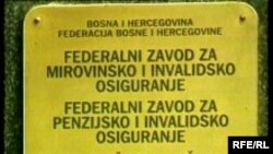 Sarajevo, tabla na ulazu u Zavod za mirovinsko i invalidsko osiguranje Federacije BiH