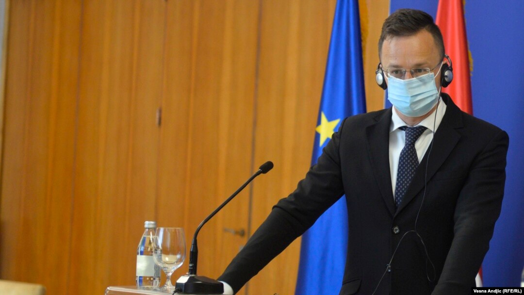  Szijjártó spune că tocmai cei care folosesc la suprafață retorica războiului împotriva rușilor sunt cei care, de fapt, fac afaceri uriașe cu Rusia.