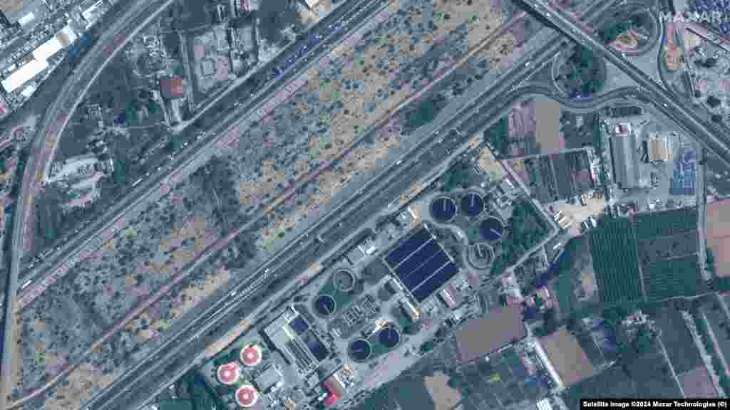 Imagine din satelit a unei stații de tratare a apei și a autostrăzii V-30, Valencia, înainte de inundații. 18 octombrie 2024. În dreapta, aceeași stație de tratare a apei și blocajele de trafic de pe autostrada V-30, în timpul inundațiilor.