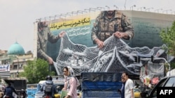 "Ормуз кысыгы жабык турат" деген биллборд. Тегеран, 22-апрель, 2026-жыл 