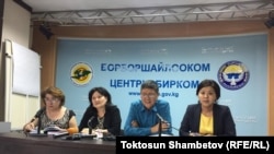 Елена Жылкычиева, Гульнара Джурабаева, Назарали Арипов и Атыр Абдрахматова на пресс-конференции. Бишкек, 20 сентября 2017 года.