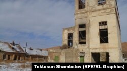 Нарындагы имарат. Иллюстрациялык сүрөт. 