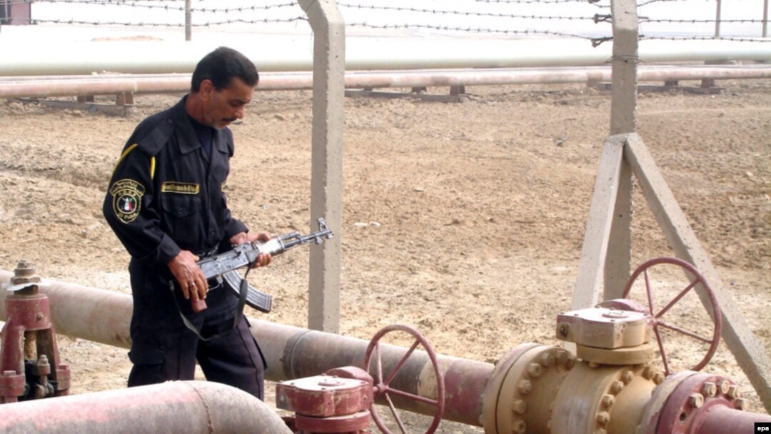 عدم امنیت لوله های نفتی عراق، یکی از مشکلات بزرگ صنعت نفت این کشور (عکس: epa)