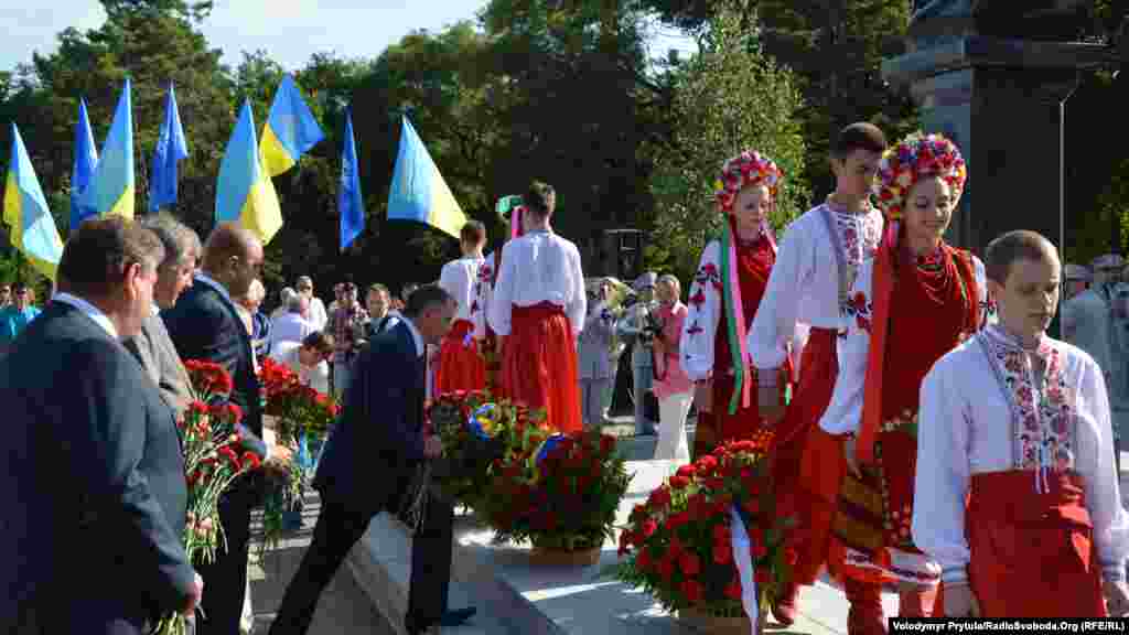 Керівництво Криму зібралося вшанувати державний прапор України в Сімферополі біля пам&#39;ятника Тарасу Шевченку