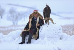 Bürgüt bilen aw awlaýan bürgütçi, öz guşy bilen töwerege syn edýär. Gazagystanyň Almaty oblasty. 5-nji dekabr. (Petr Trotsenko, AÝ/AR)