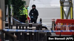 Вооруженный полицейский возле Лондонского моста после сообщений о стрельбе. Лондон, 29 ноября 2019 года 