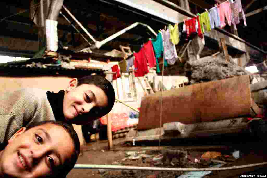 F&uuml;zuili rayonunda Azərbaycanın işğal edilmiş rayonlarından qa&ccedil;mış sakinlər. Fevral, 2010-cu il.