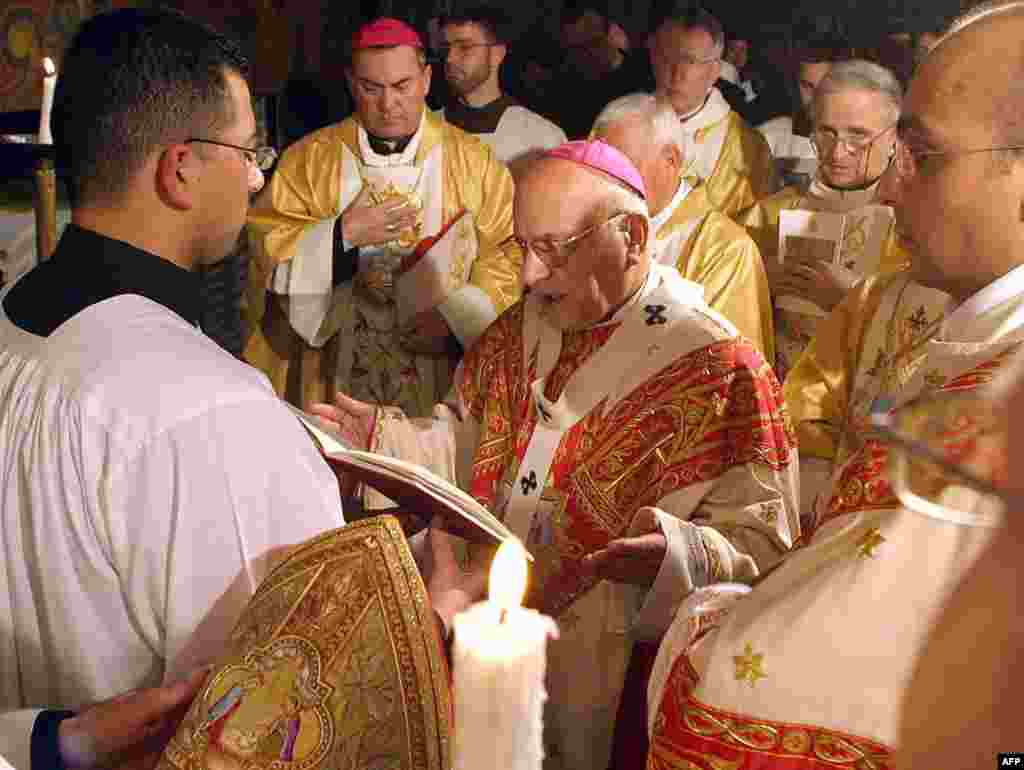 Patriarku i Jerusalemit, Michel Sabbah, gjatë meshës së Krishtlindjes në Kishën Shën Katerinë në Betlehem...