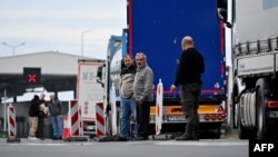 Un grup de șoferi turci așteaptă la punctul de trecere a frontierei Batrovci, între Serbia și Croatia, blocat de protestul șoferilor din Balcanii de Vest.