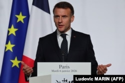 Президент Франції Емманюель Макрон дає пресконференцію після саміту «Коаліції охочих» щодо гарантій безпеки для України в Єлисейському палаці в Парижі, Франція, 6 січня 2026 року