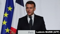 «США – це усталена держава, але вона поступово відвертається від деяких своїх союзників і відходить від міжнародних правил» – заявив Макрон 