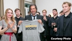 Хакейная каманда Германіі перадае хакейныя швэдры для аўкцыёну прадстаўніку Ўпраўленьня Вярхоўнага камісара ААН па справах уцекачоў у Беларусі Жану Іў Бушардзі