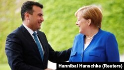 Kryeministri Zoran Zaev takon kancelaren gjermane, Angela Merkel.