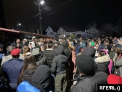 Aproximativ 200 de persoane din comuna Sânmihaiu Român au protestat în fața presupusei locuințe în care se afla unul dintre suspecții în cazul crimei de la Cenei. Ei au cerut ca acesta să fie judecat și să părăsească localitatea.
