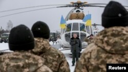 Президент України Петро Порошенко під час візиту до Яворівського полігону. Грудень 2014 року. Ілюстраційне фото