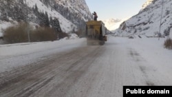 Бишкек-Ош жолуна кум-туз чачуу. (архив)