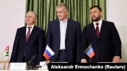Денис Пушилин (справа), глава Крыма Сергей Аксенов (в центре) и Валерий Бганба. Донецк, 20 ноября 2018 г.
