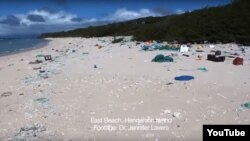 نمایی از جزیره هندرسون که تخمین زده می‌شود بیش از ۱۷ تن زباله در آن انباشته شده است. 