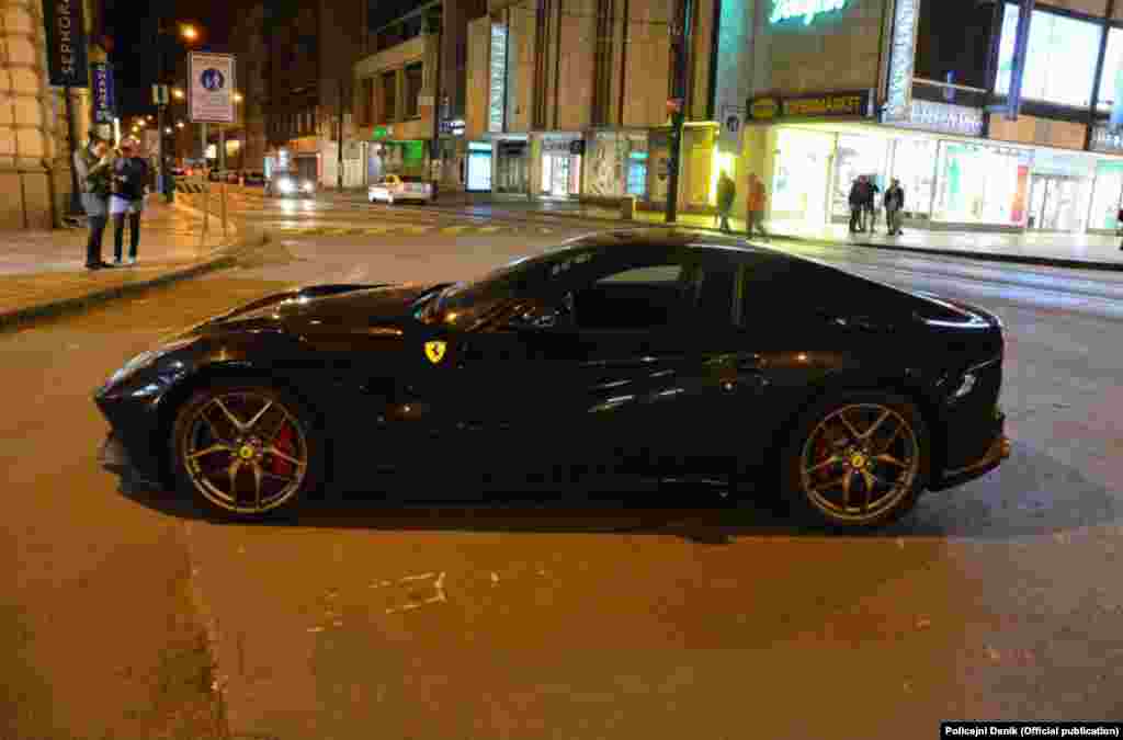 Yoxlama zamanı sürücünün içkili olduğunu üzə çıxıb. Polis güman edir ki, gənc avtomobili pivə içə-içə idarə edirmiş.