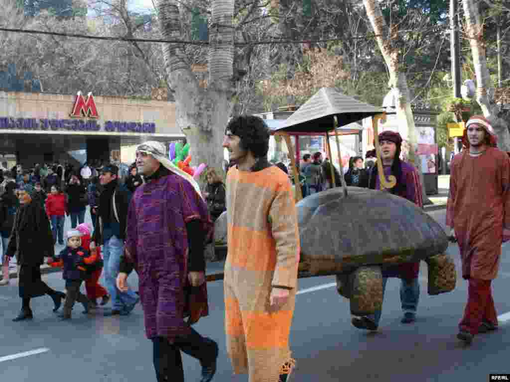 ალილოს საზეიმო მსვლელობა თბილისის ქუჩებში - 7 იანვარს თბილისში, ვარდების მოედნიდან დაიწყო ალილოს საზეიმო მსვლელობა. თეატრალიზებულ მსვლელობას წინ მიუძღოდნენ ანგელოზებად გამოწყობილი პატარები. ალილოში, რომელიც სამების საკათედრო ტაძართან დასრულდა, რამდენიმე ასეულმა ადამიანმა მიიღო მონაწილეობა. შეგროვდა შესაწირი, რომელიც მოგვიანებით ბავშვთა სახლებსა და უმწეოთა თავშესაფრებში გადანაწილდება.