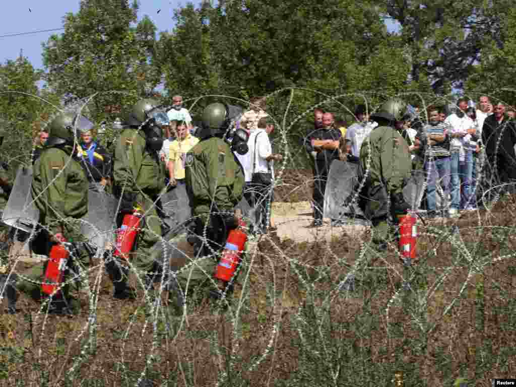 Njemačke snage KFOR-a na graničnom prelazu Jarinje,27.09.2011. Foto: Reuters 