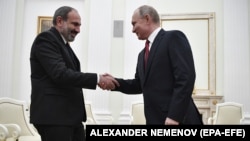 Владимир Путин (справа) и Никол Пашинян во время встречи в Кремле, 27 декабря 2018 г.