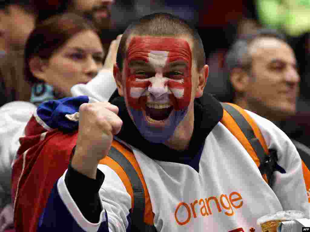 طرفدار تیم اسلواکی در مسابقه هاکی بین اسلواکی و جمهری چک - CANADA, Vancouver : VANCOUVER, BC - FEBRUARY 17: Fans from Slovakia cheer on their team during the ice hockey men's preliminary game agains the Czech Republic on day 6 of the Vancouver 2010 Winter Olympics at Canada Hockey Place on February 17, 2010 in Vancouver, Canada. Bruce Bennett/Getty Images/AFP