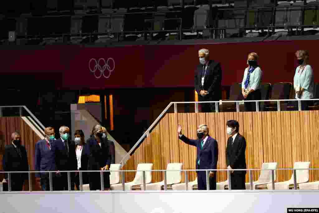 Його Імператорська Високість принц Акісіно (у центрі праворуч) і президент Міжнародного олімпійського комітету Томас Бах (у центрі ліворуч) на офіційній трибуні під час церемонії закриття Олімпійських ігор 2020 року в Токіо на Олімпійському стадіоні 8 серпня 2021 року