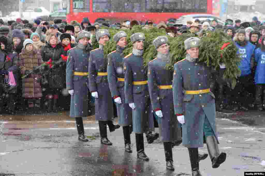 Хәрбиләр Әфганстанда һәлак булганнар хөрмәтенә һәйкәлгә чыршы ботакларыннан ясалган венок сала