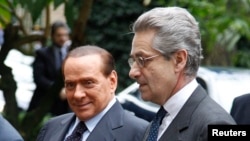 Među najčešće spominjanim kandidatima je Antonio Zanardi Landi (prvi zdesna). Arhivska fotografija Landija s tadašnjim premijerom Italije Silvijom Berlusconijem u Rimu, 9. 12. 2010.