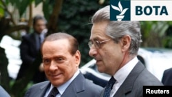 Ndër kandidatët më të përmendur është Antonio Zanardi Landi (i pari nga e djathta). Në këtë fotografi Landi shihet me kryeministrin e atëhershëm italian, Silvio Berlusconi, në Romë, në dhjetor 2010.