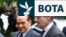 Ndër kandidatët më të përmendur është Antonio Zanardi Landi (i pari nga e djathta). Në këtë fotografi Landi shihet me kryeministrin e atëhershëm italian, Silvio Berlusconi, në Romë, në dhjetor 2010.