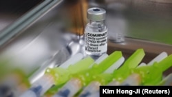 A Pfizer–BioNTech koronavírus elleni vakcinái egy szöuli oltóközpontban, Dél-Koreában 2021. március 10-én