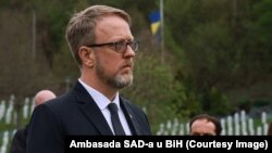 Daniel Koski, otpravnik poslova Ambasade SAD-a u BiH, u Srebrenici 15. 4. 2025.
