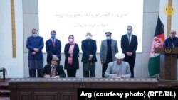 امضای قراردادهای برنامه ملی میثاق شهروندی توسط شمیم خان کتوازی (راست) در ارگ ریاست جمهوری افغانستان