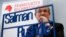 سلمان رشدی هنگام سخنرانی در نمایشگاه کتاب فرانکفورت در اکتبر ۲۰۱۵