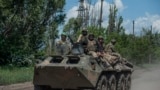 Украинские защитники на «броне» бронетранспортера вблизи Бахмута 5 июня 2023 года
