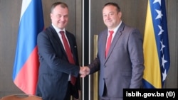 Aleksandar Todorović (L), direktor Instituta za standardizaciju BiH, i Anton Šаlajev (D), direktor ruske Federalne agencije za tehničku regulativu i metrologiju Ruske Federacije, u Sočiju, 24. septembar 2025.