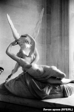  Любимата фотография на Ана-Мария е на скулптура на два прегърнати ангела в Лувъра. Вляво на фрагмента ненадейно се подава главата на чужд човек. 