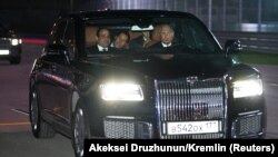 Prezident Wladimir Putin "Aurus" awtomobilinde müsürli kärdeşi Abdel Fattah al-Sisini alyp gelýär. Soçi, 17-nji oktýabr, 2018.