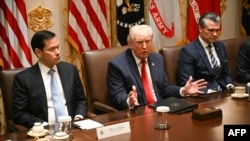 Доналд Трамп, раисҷумҳури Амрико (байн) бо вазири умури хориҷӣ Марко Рубио (чап) ва вазири дифоъ ё ҷанг Пит Ҳегсет (рост)