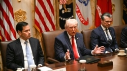 Președintele SUA, Donald Trump alături de secretarul de stat Marco Rubio (s) și secretarul apărării, Pete Hegseth (d). 