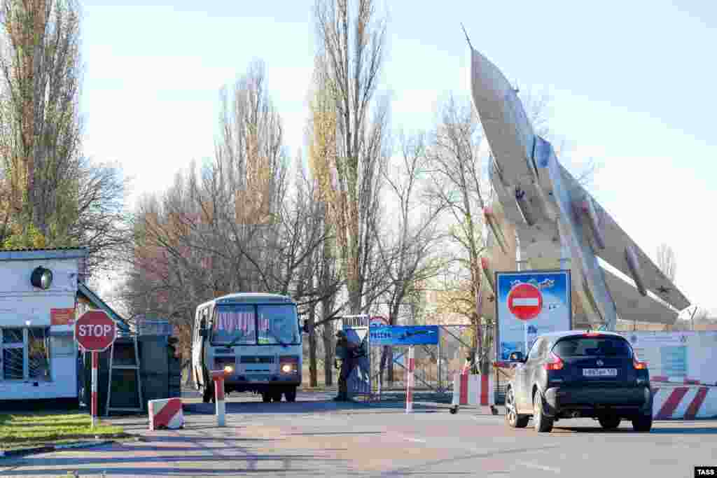 РУСИЈА - Руската армија соопшти дека еден нејзин војник убил три лица во воена воздушна база на западот на земјата. Инцидентот се случил во регионот Воронеж, денеска рано наутро, се вели во соопштението на прес-службата на Западниот воен округ.