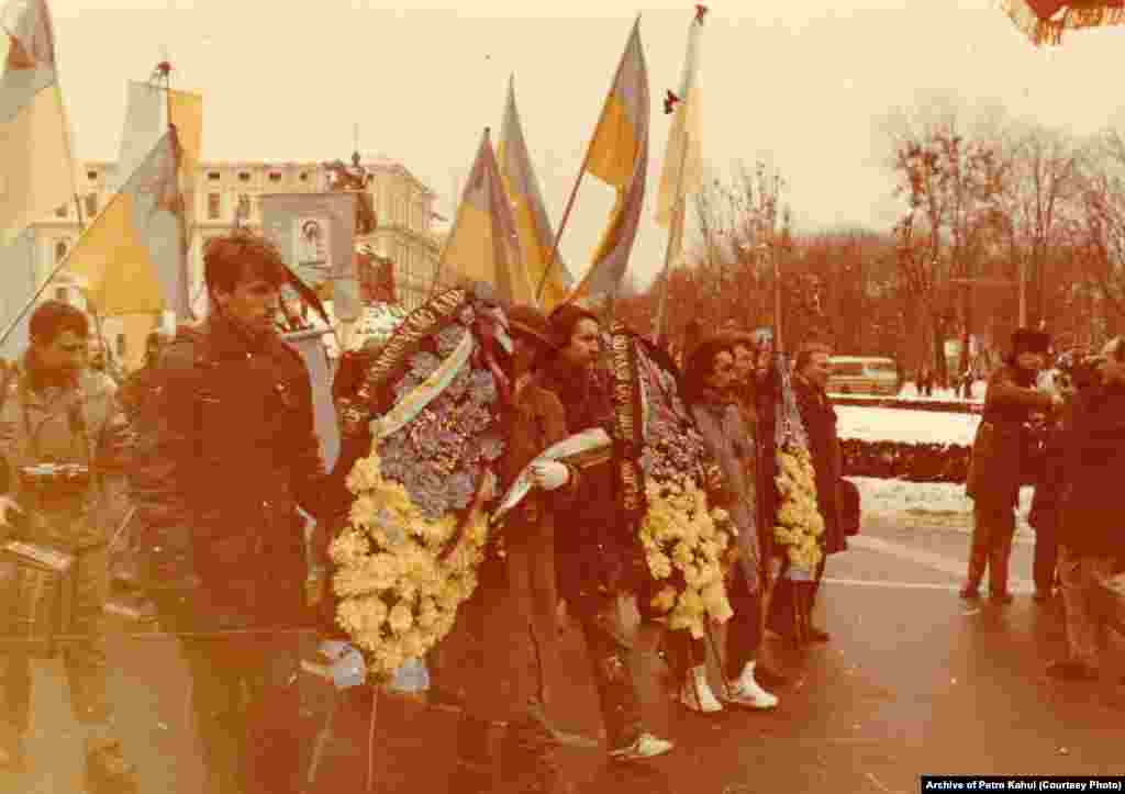 Далі труни перемістили до пам’ятника Шевченку. А звідти вже несли на руках до Байкового кладовища. Уздовж Володимирської вулиці стояли люди зі свічками. За спогадами очевидців, на вулиці Києва тоді вийшло близько 30 тисяч людей