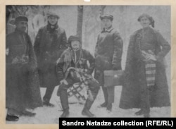 ზის სამუელ ჩავლეიშვილი. მარცხნიდან პირველი - ალექსანდრე მახარაძე