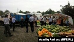 Səyyar bazarlar yığışdırılır.