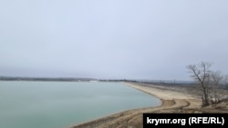 Мелеющее Белогорское водохранилище после начала спуска с него воды в феврале.